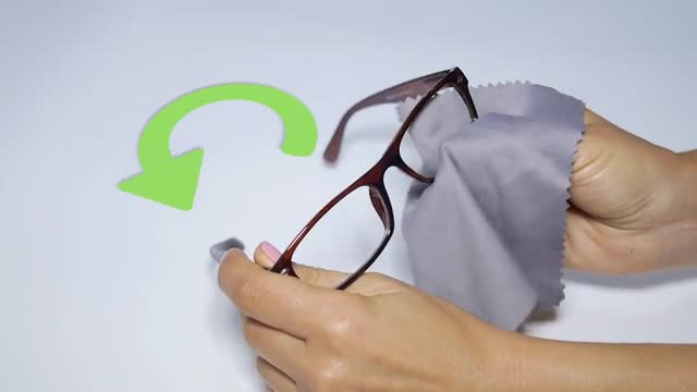 Lau bề mặt tròng kính nhựa như bình thường