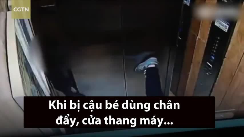Bé trai Trung Quốc một chân đạp bay cửa thang máy