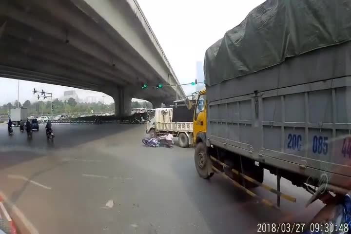 Chạy xe máy suýt bỏ mạng vì đi thẳng ở làn rẽ trái