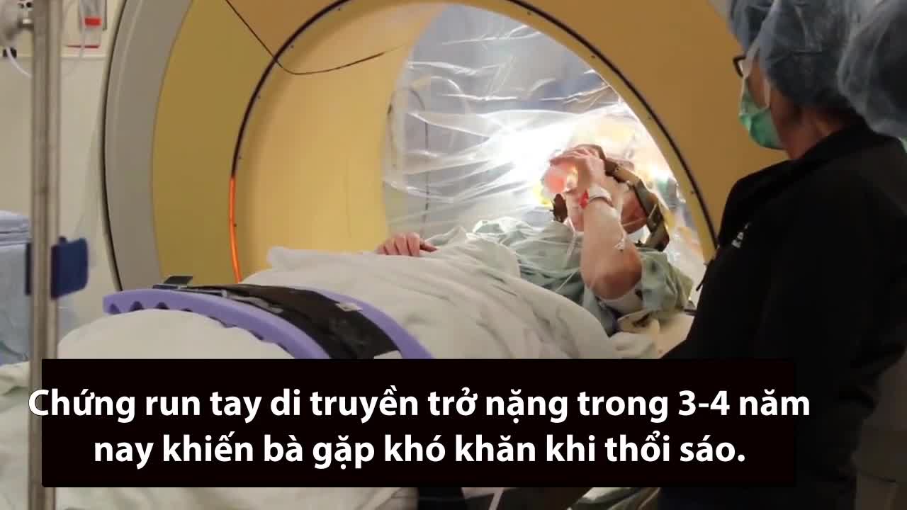 Người phụ nữ Mỹ thổi sáo trong lúc được bác sĩ phẫu thuật não