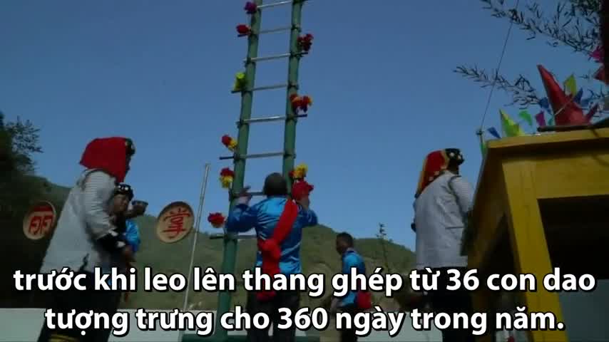 Đàn ông Trung Quốc chân trần giẫm lên than nóng và lưỡi dao