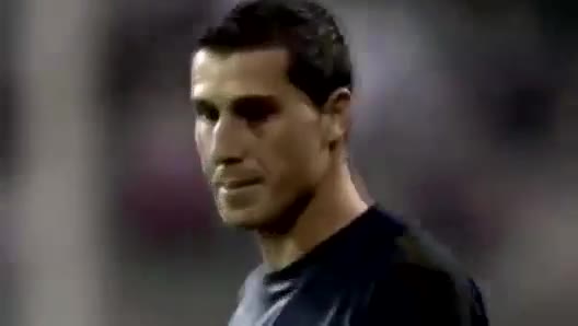Cavani đá phạt thần sầu