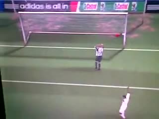 E. Cavani rê bóng qua thủ môn