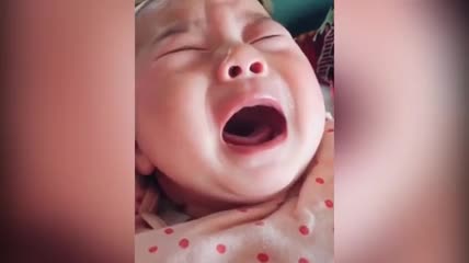 Em bé giả vờ khóc ăn vạ khiến nhiều người bật cười