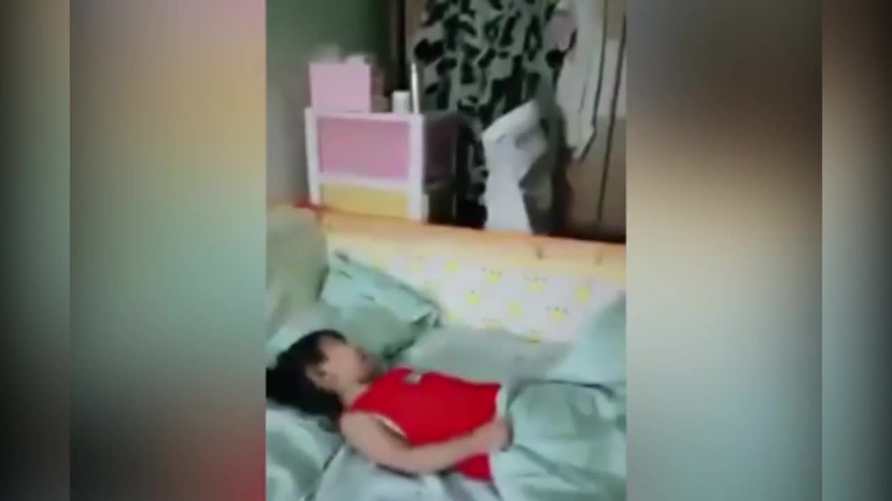 Giả vờ mộng du khi bị ông bố phát hiện