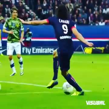 Quay chậm pha đi bóng của Cavani