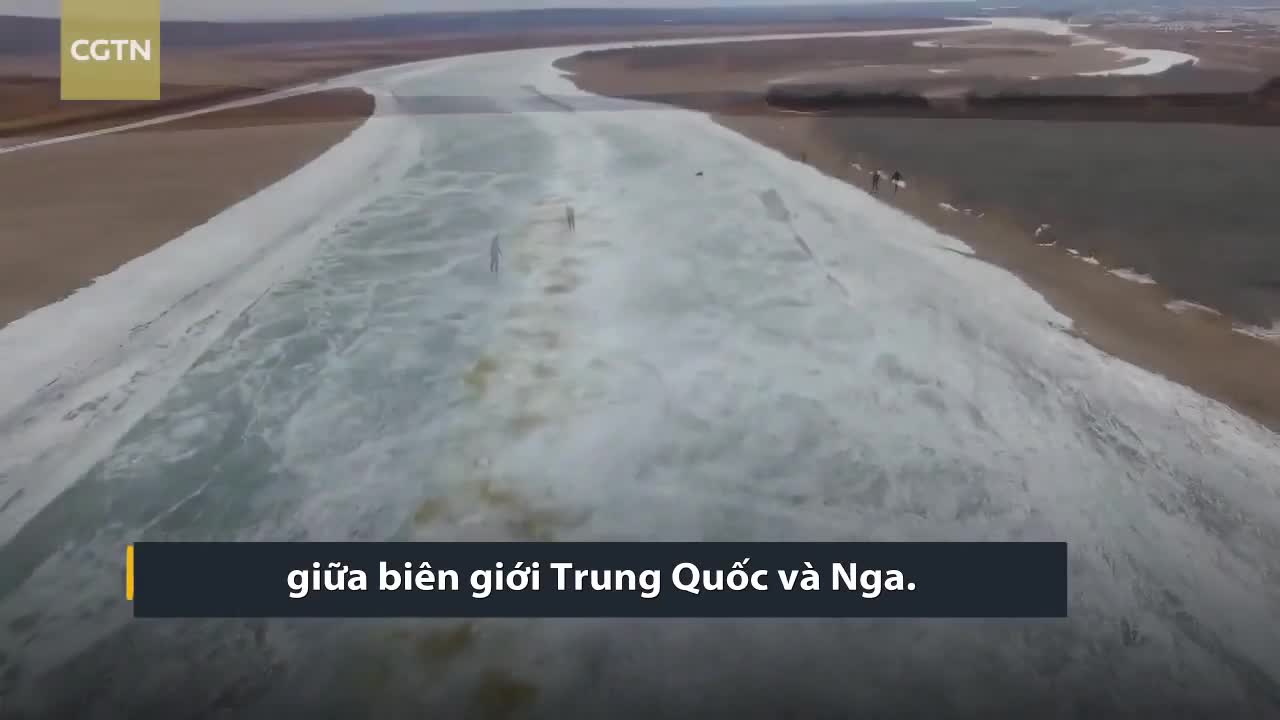 Phá băng bằng thuốc nổ trên sông Hắc Long Giang