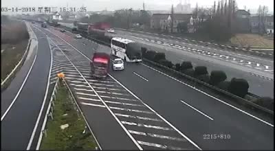 Xe ôtô con cắt ngang làn cao tốc làm xe tải lật nhào