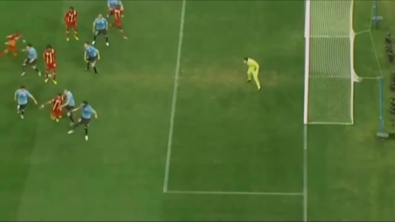 Pha bắt bóng thần thánh của Luis Suarez