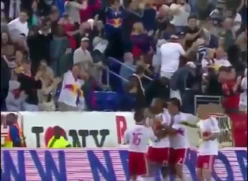 Quả phạt góc siêu đẳng của Thierry Henry
