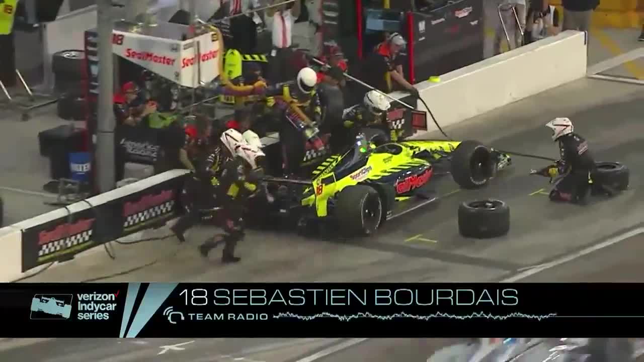 Tai nạn tại giải IndyCar khiến thợ máy ngã sấp mặt