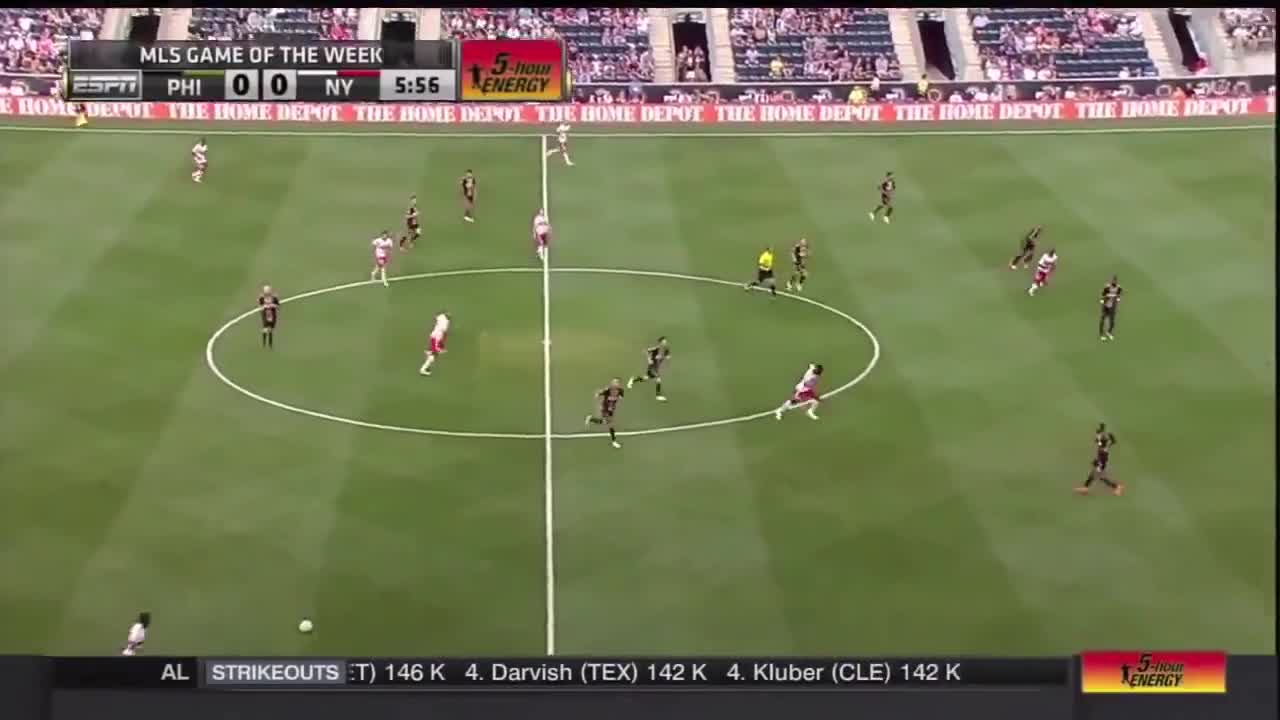 Thierry Henry chuyền bóng không cần nhìn