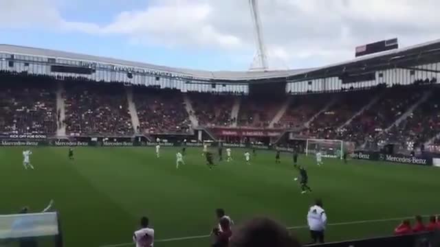 Thierry Henry vừa đi bóng vừa tâng bóng siêu dị