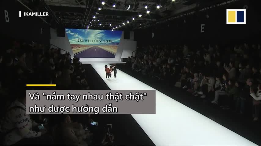 Chàng mẫu nhí 4 tuổi ngã sõng soài trên sàn thời trang Thượng Hải