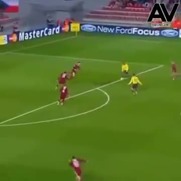 Cú vẩy má ngoài đi vào lịch sử bóng đá của Thierry Henry