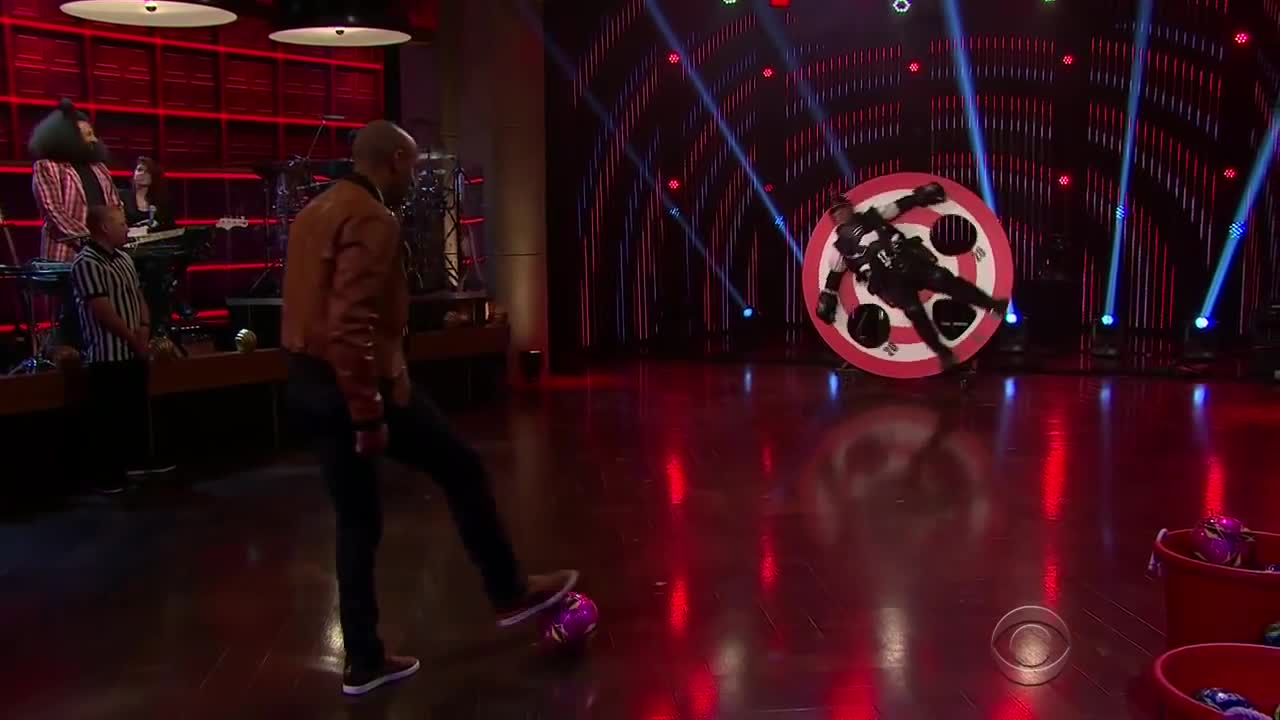 Thierry Henry chơi hameshow sút bóng trúng hồng tâm