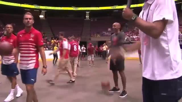Thierry Henry và các Pháo Thủ trổ tài chơi bóng rổ