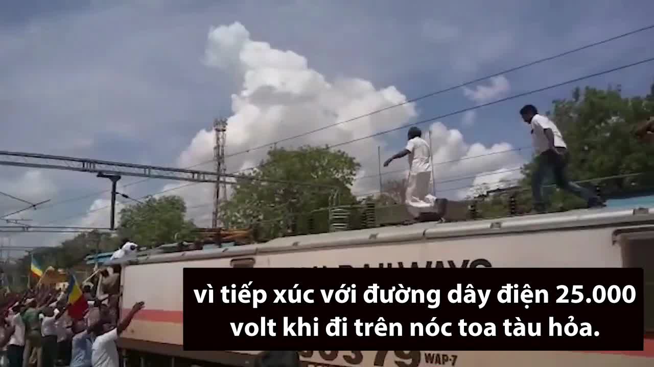 Người đàn ông Ấn Độ biến thành cầu lửa vì bị điện giật