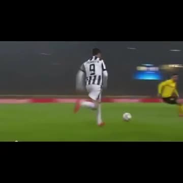 Pha lấy bóng khó tin của Mats Hummels