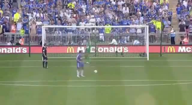 Màn bắt pen kinh điển của Edwin van der Sar