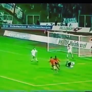 Okocha đùa giỡn với Oliver Kahn và hàng hậu vệ