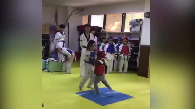 Cao thủ Taekwondo tung 'liên hoàn cước' nhưng không trúng đích