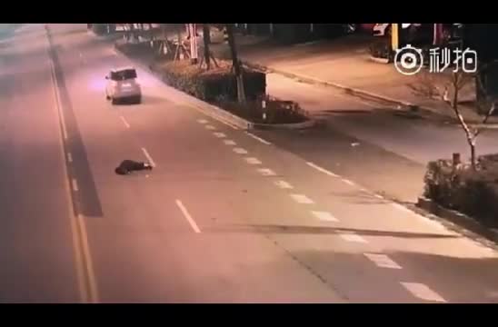 Chồng say rượu ngã khỏi xe ô tô mà vợ không hề hay biết