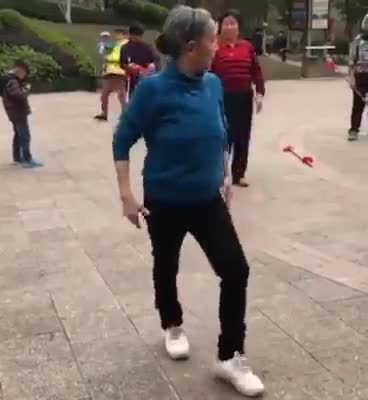 Đừng tưởng bà già mà bà không biết nhảy nhé