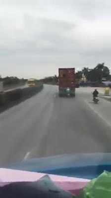 Thanh niên tránh rét sau đuôi xe đầu kéo và cái kết