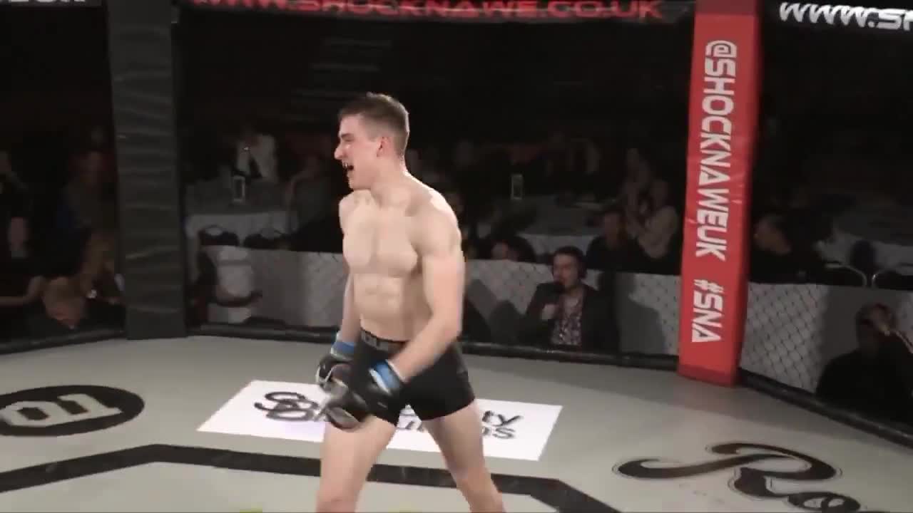 Võ sĩ knock out đối thủ bằng đòn đá móc xoay hơn cả phim hành động