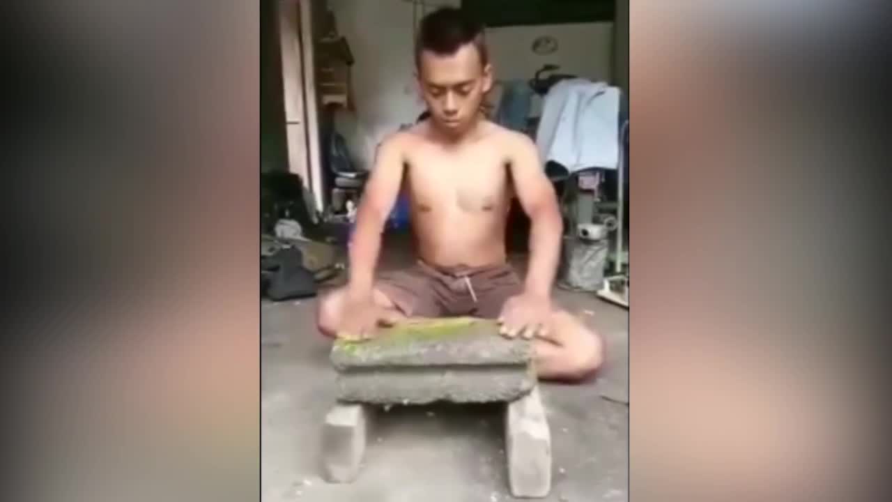 Chàng trai 'tay không' chặt đôi khối bê tông khiến mọi người ngã ngửa