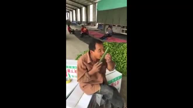Khi bạn muốn ăn dưa chuột nhưng lại không có dao gọt vỏ
