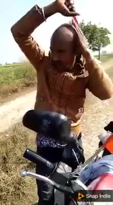 Dù không có tóc nhưng anh vẫn có quyền làm điệu mà