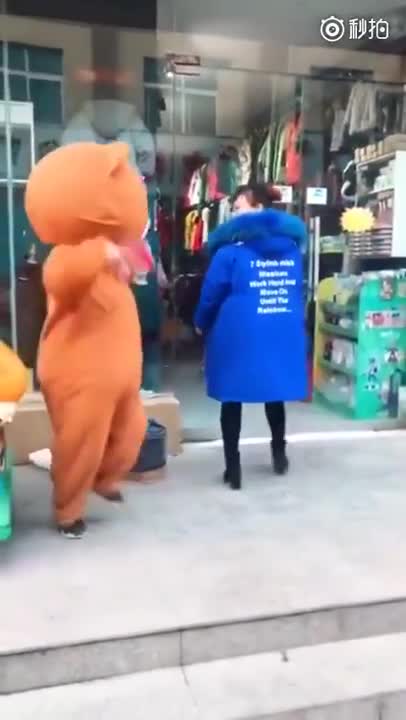 Phát tờ rơi cũng phải có thần thái nha mấy đứa!!