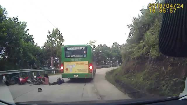 Chạy xe máy suýt bỏ mạng vì vượt ôtô ở khúc cua
