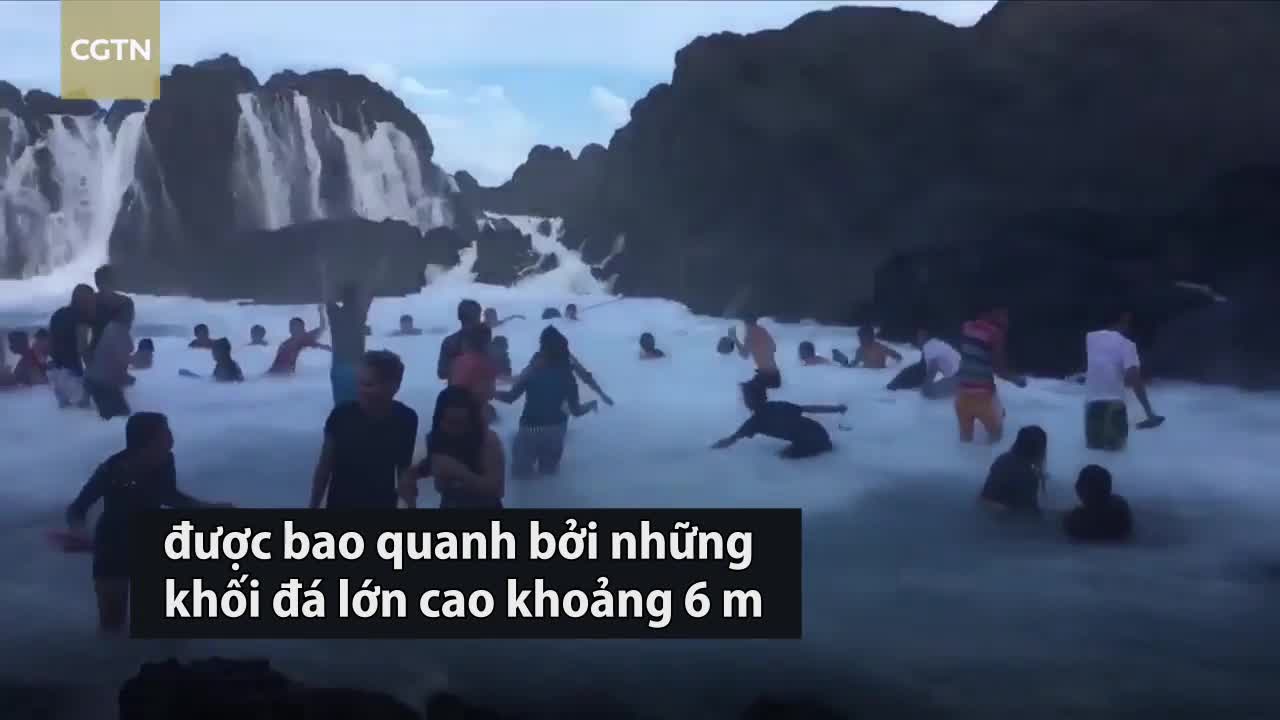 Hiện tượng thác nước hiếm gặp ở ven biển Philippines