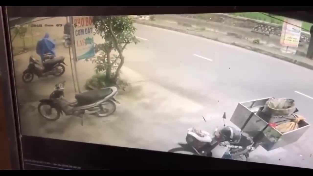 Sang đường không quan sát, xe máy bị ô tô tông thảm khốc