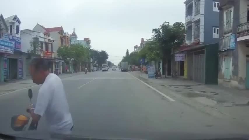 Cụ ông chạy xe máy sang đường ẩu bị ôtô tông