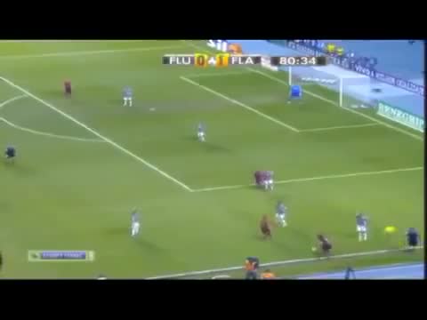 Ronaldinho xử lý bóng điệu nghệ bằng gầm giày và gót chân