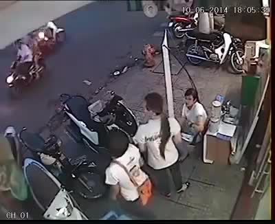 Trộm xe SH siêu nhanh trước mặt 3 cô gái