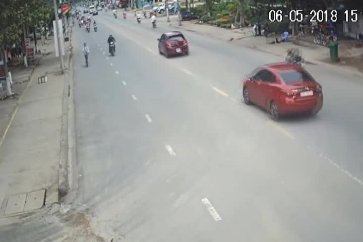 Ôtô đột ngột chuyển làn tông hàng loạt người đi xe máy