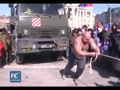 Người đàn ông khỏe nhất nước Nga kéo xe tải nặng 30 tấn