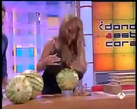 Người phụ nữ dùng ngực khủng để đập vỡ dưa hấu