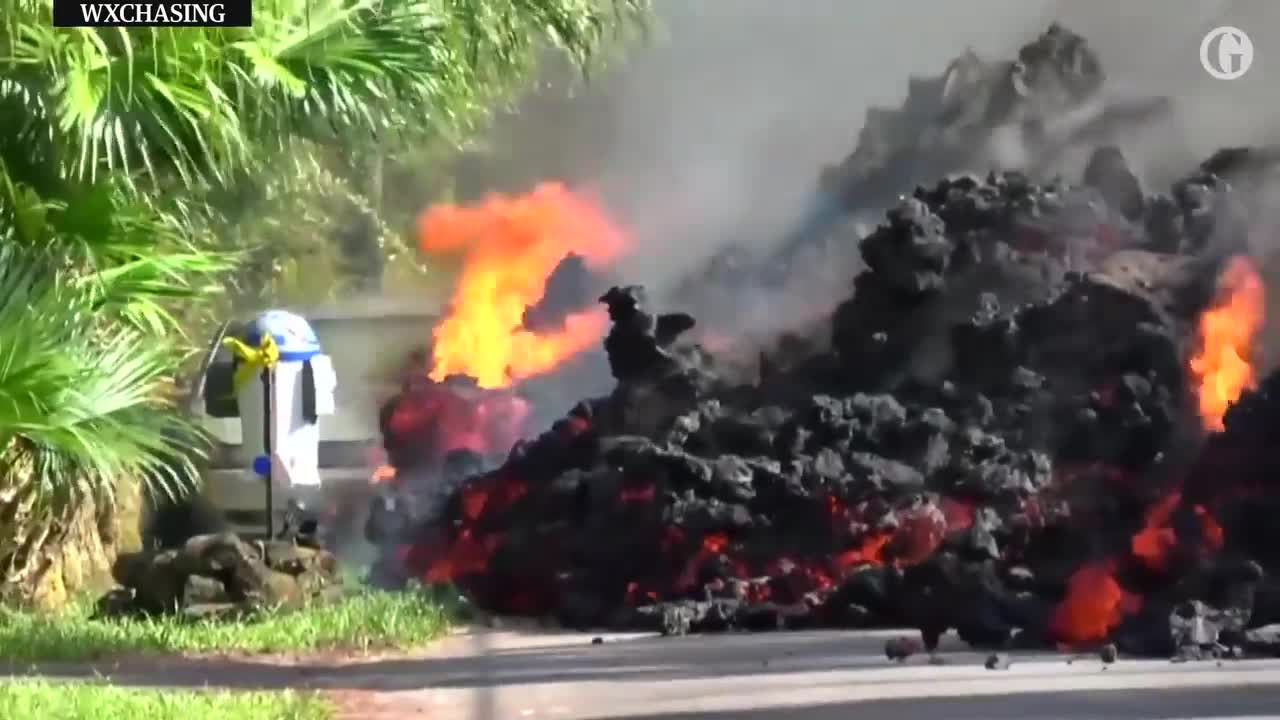 Nham thạch núi lửa tràn ra đường, nung chảy ôtô ở Hawaii