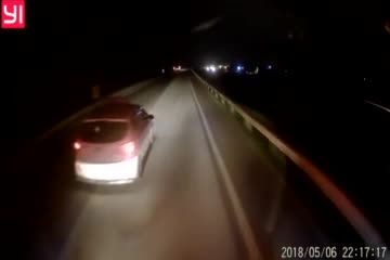Taxi vừa xi nhan đã chuyển làn suýt bị container tông trên cao tốc