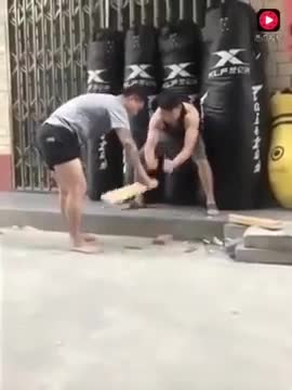 Uy lực kinh hoàng cú đá Muay Thái