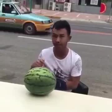 Đập đầu vào quả dưa hấu và cái kết!