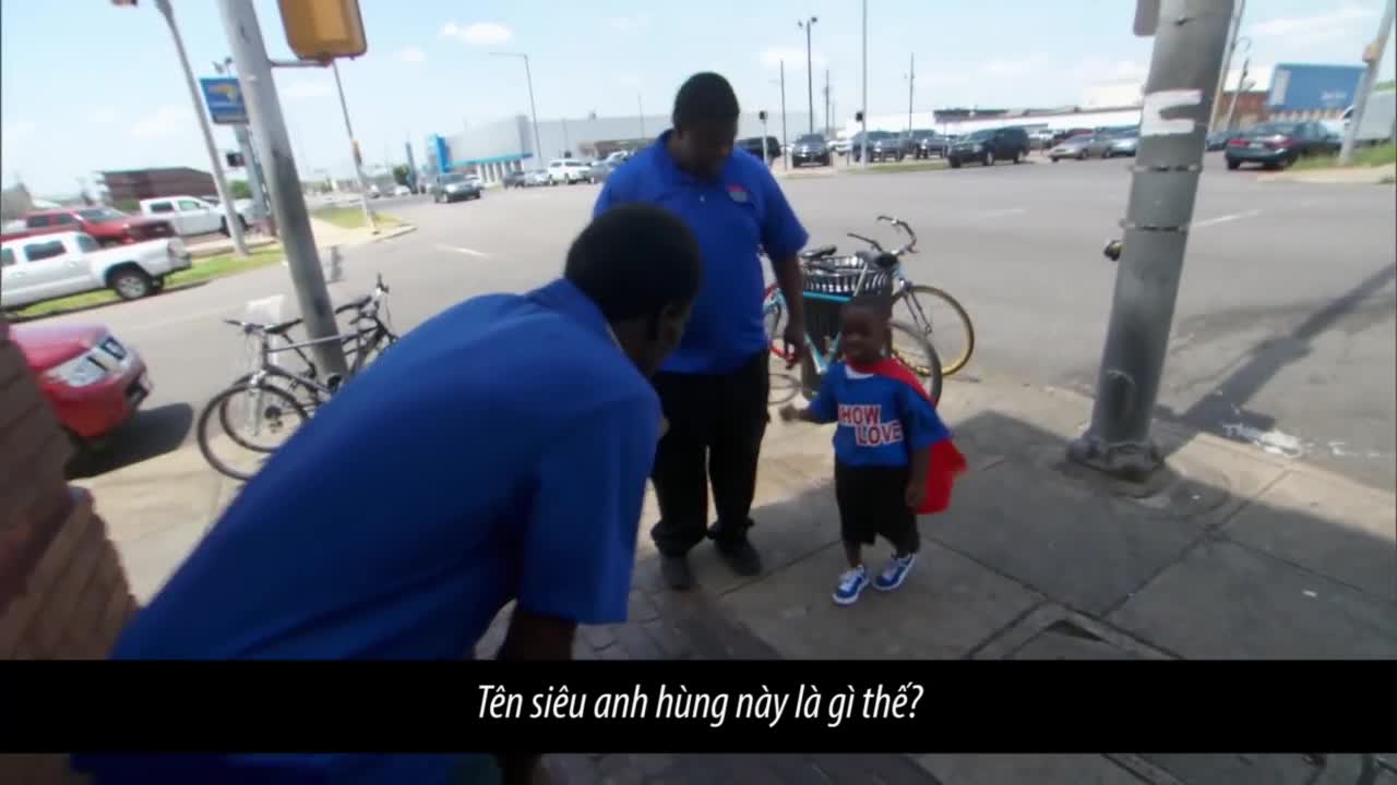 Cậu bé Mỹ mặc áo choàng siêu nhân đi giúp đỡ người nghèo