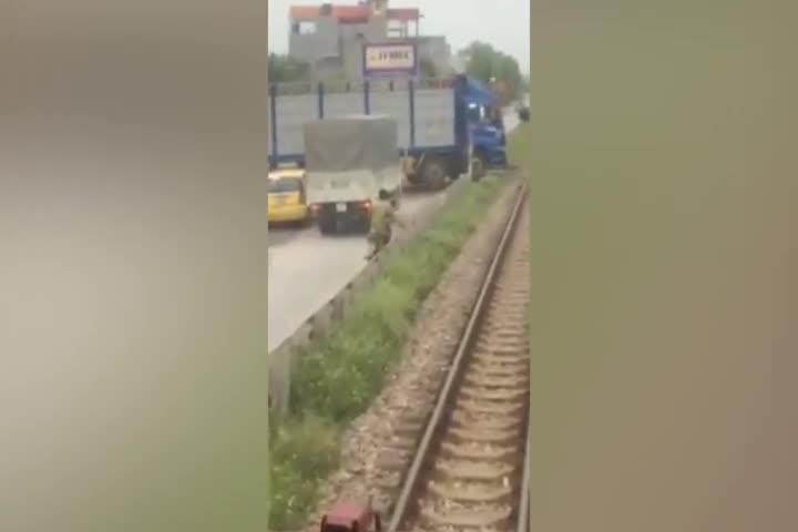 Tàu hỏa phải dừng vì tài xế xe tải cố vượt đường ray