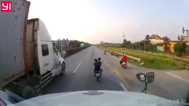 Hai quái xế đầu trần đánh võng, thách thức tài xế ôtô